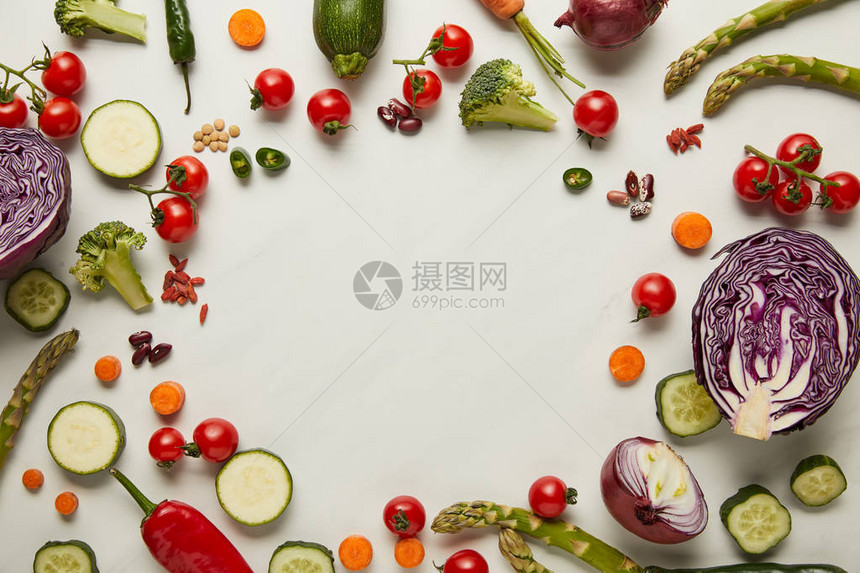 在白色的表面上放着蔬菜和种子图片