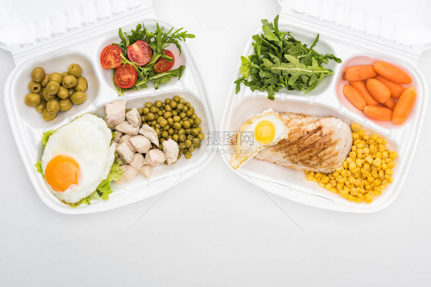 以白色背景的蓝花蔬菜肉类煎蛋和沙拉为底图片
