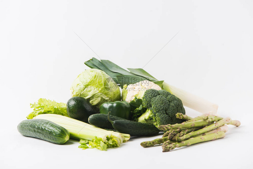 各种绿色蔬菜以白色图片