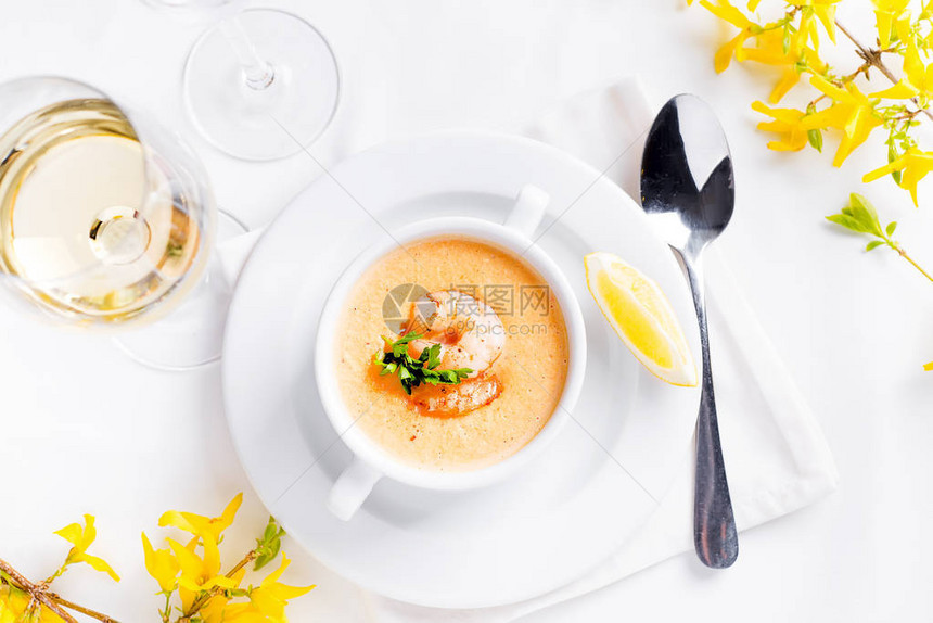 白色背景的海鲜和柠檬奶油南瓜汤带复印空间的餐厅服务图片