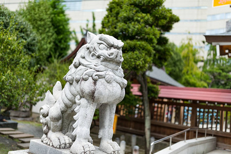 日本寺庙的狮子雕像图片