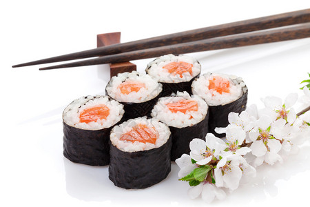 寿司maki集和樱花分支在白色背景上孤立图片