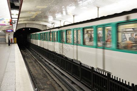到达车站的巴黎地铁图片