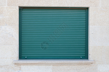石屋窗户上的绿色封闭图片