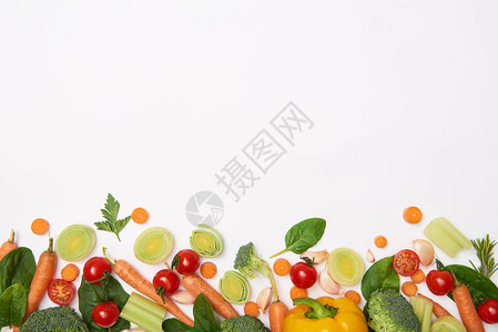 白色背景下菠菜叶和蔬菜的顶部视图背景图片
