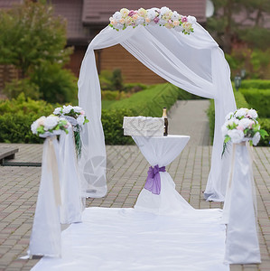 鲜花仪式的美丽婚礼拱门图片