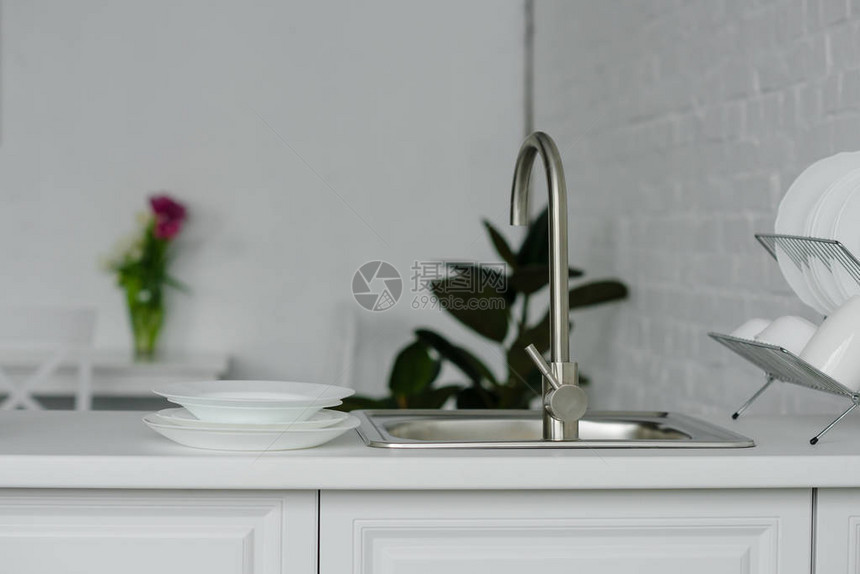轻现代厨房的水龙头和水槽图片