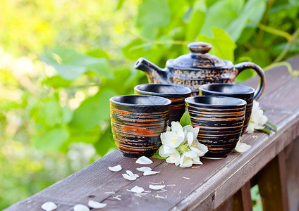 带小杯子和茉莉花的茶壶图片