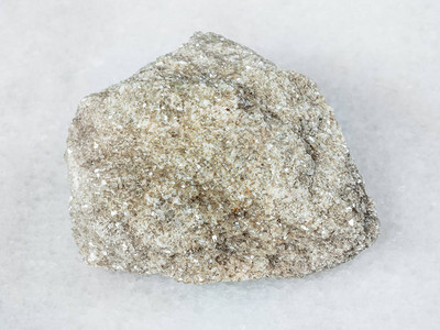 来自乌拉尔山的白色大理石上的粗糙混凝土格列森图片