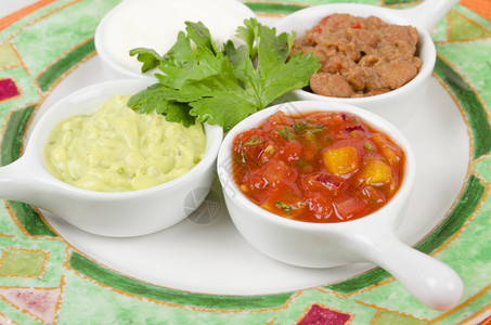 墨西哥蘸酱和配菜莎酱鳄梨酱酸图片