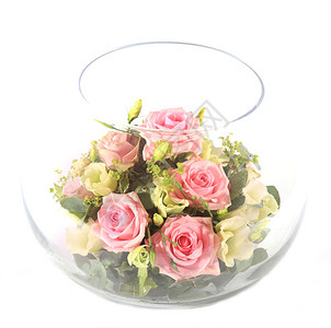 装满粉红玫瑰的玻璃碗图片