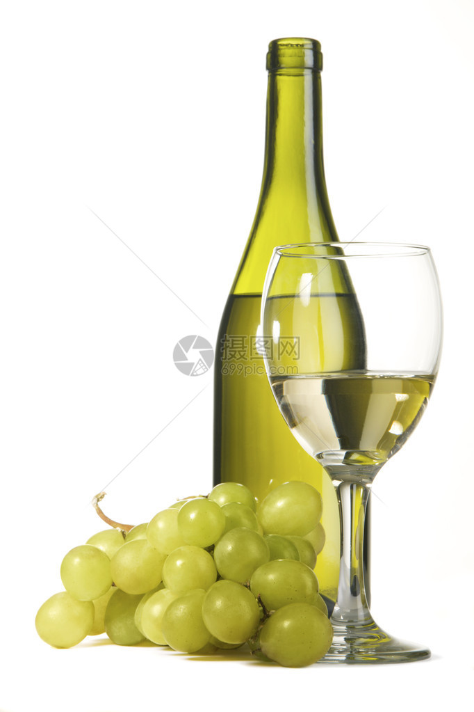白酒和葡萄瓶装白酒和葡萄孤立图片