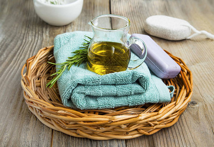 香草橄榄油迷迭香天然肥皂粉石和软毛巾上的盐图片