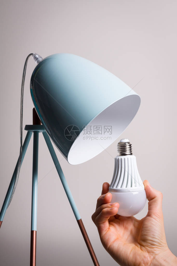 将灯泡更换为绿松石色台灯中的led灯泡图片