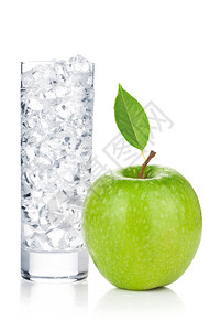 有冰和新鲜绿苹果的玻璃水白图片