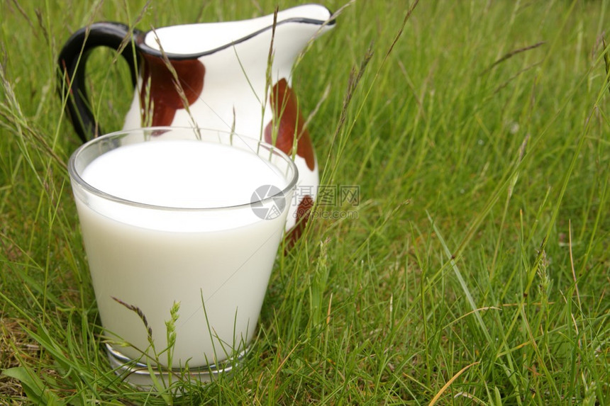 健康的生态牛奶图片