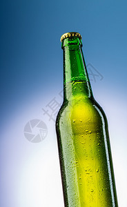 带滴的绿色瓶啤酒图片