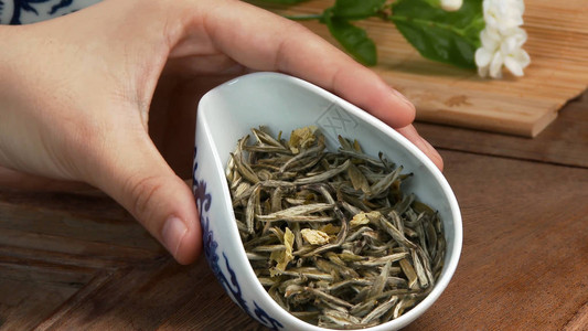 木背景绿茶叶紧贴在传统杯子里敬茶礼仪茶图片