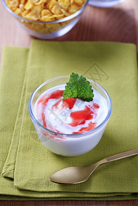 一碗酸奶果汁玉米图片