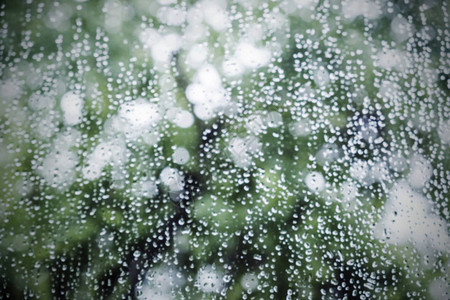 玻璃窗上的雨滴或水滴与bokeh雨季的抽象模图片