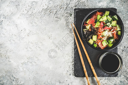 亚洲流行食品配的寿司小碗鲑鱼鳄梨图片