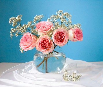 花瓶里的一束粉红玫瑰图片