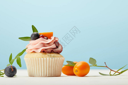 甜美的蛋糕加奶油和白表面的金瓜图片