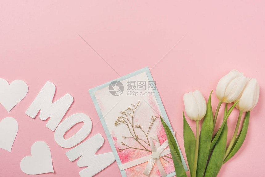 明信片上装饰了干草和弓白郁金香纸心和粉红背图片