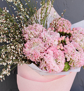 花束中的粉红色花朵以灰色图片