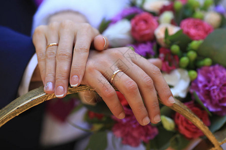 男人和女人带着结婚戒指的照片图片