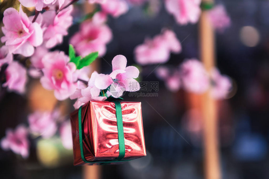 在圣诞节和2018年新庆祝活动上挂在假樱花或sakura树上的红图片