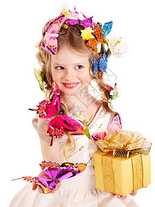 有蝴蝶的小女孩拿着礼物图片