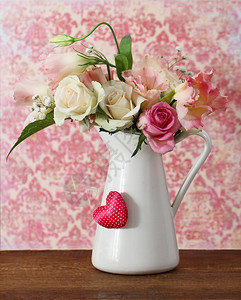 粉红色和白色玫瑰花束于锅中图片