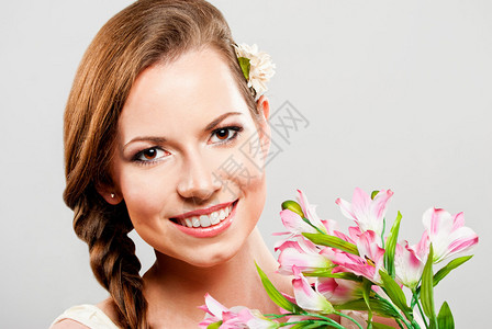 美丽的年轻美女白底带一束花图片