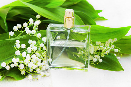 铃兰香水与鲜花束和香水瓶图片