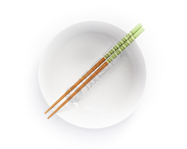 空碗中的筷子在白色背景图片