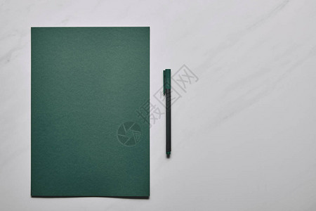 绿纸和白大理石白图片