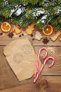 圣诞木背景有雪红树香料姜面包饼干和图片