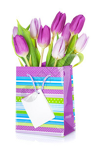 紫色的郁金香花束装在礼品袋中图片