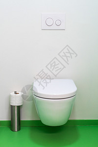 清洁公共浴室的小便池厕所图片