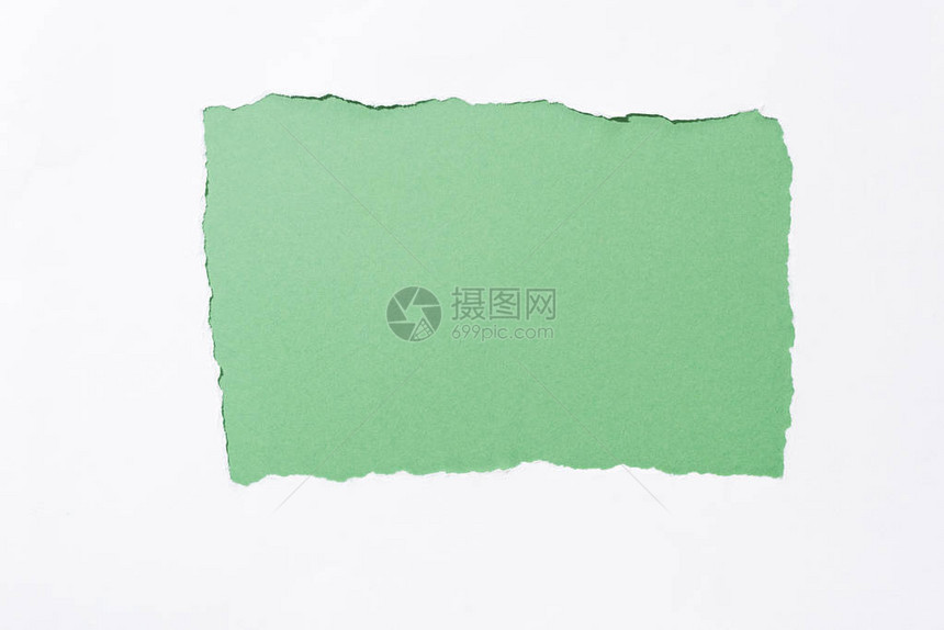 白色撕破的纸孔中的绿色彩背景图片
