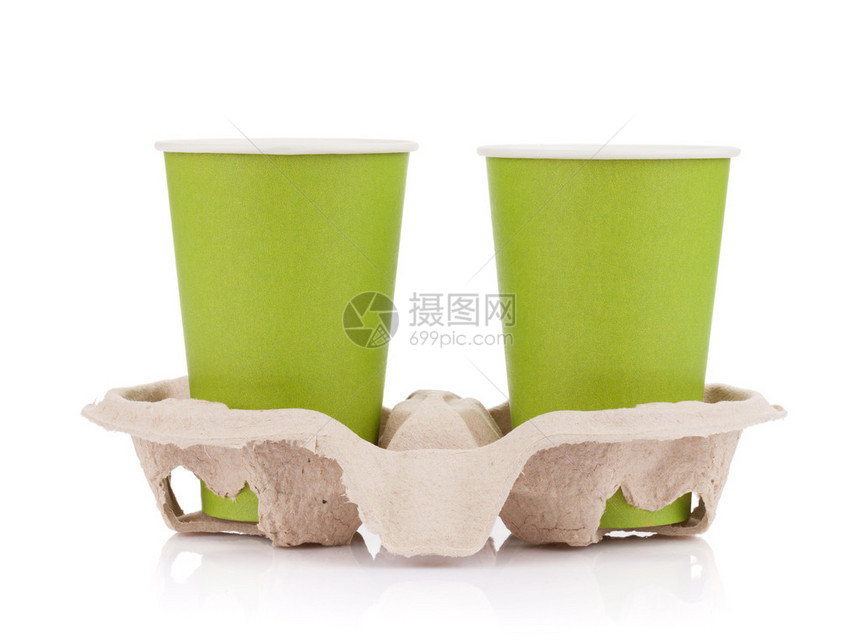 两个绿色纸杯和两杯带外送饮料的装着孤图片