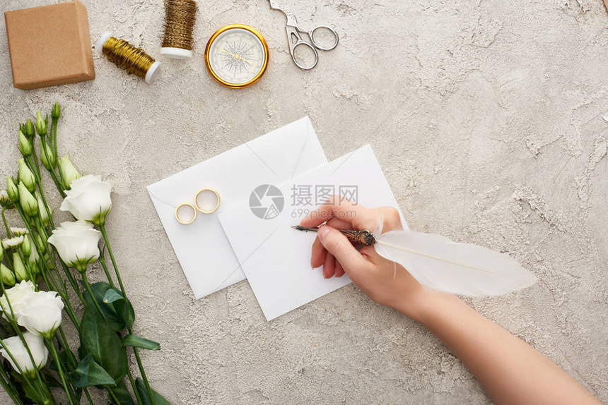妇女用空卡在结婚戒指罗盘剪刀波宾和纸质表面的图片