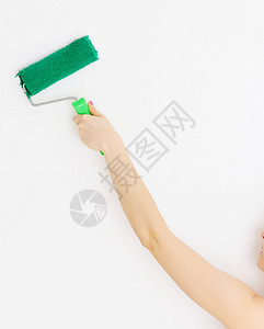 用油漆滚筒粉刷家庭内墙图片