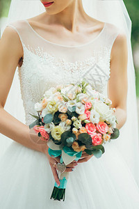 新娘拿着婚礼花束露图片