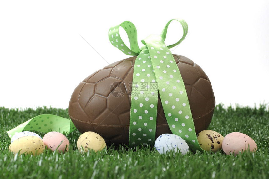美丽的复活节快乐大巧克力复活节蛋和小糖果斑点鸡蛋在有白图片