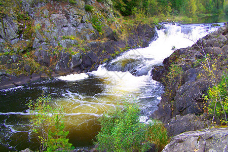 俄罗斯Petrozavodsk森林美丽的河流和瀑布图片