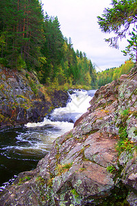俄罗斯Petrozavodsk森林美丽的河流和瀑布图片