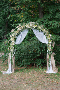 鲜花仪式的美丽的婚礼拱门图片