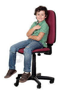 可爱的小男孩坐在大椅子上孤立在图片